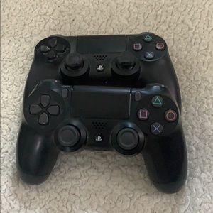 Two Ps4 controllers